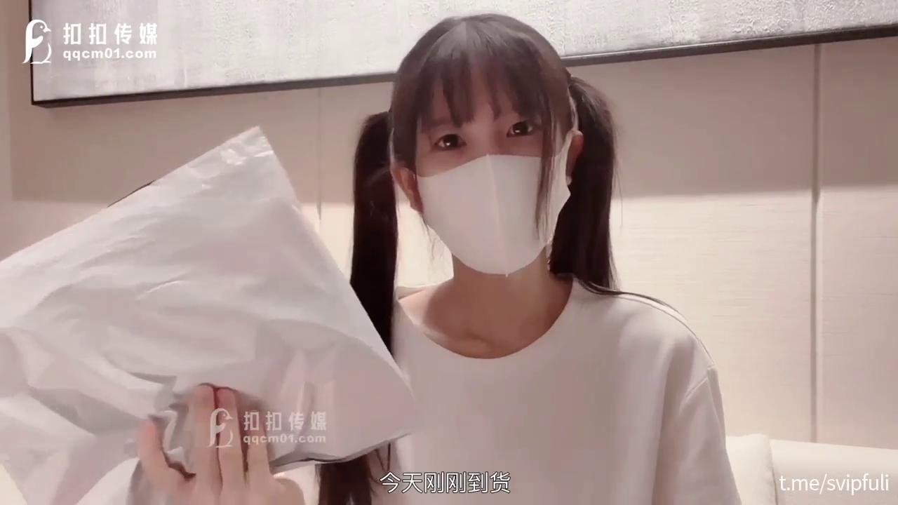 穿上粉丝推荐的油光白丝吊带迎接男友回家色色